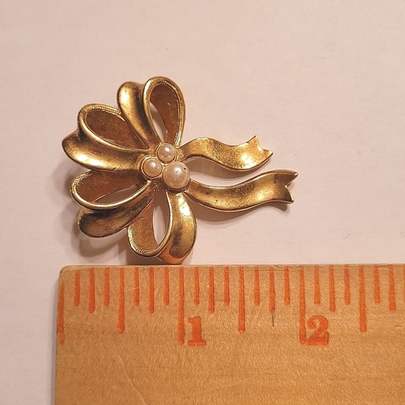 Vintage Gold and Faux Pearl Brooch - Picture 3 of 4